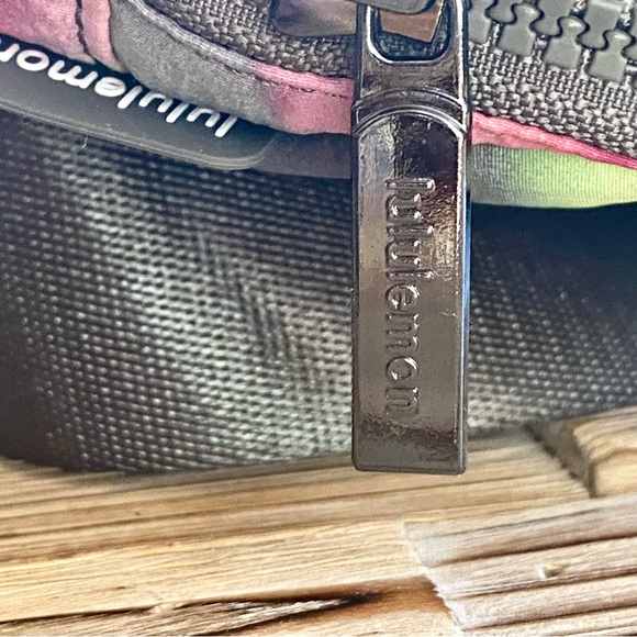 NWT Lululemon Everywhere Belt Bag in Hyper Dye - Picture 12 of 15